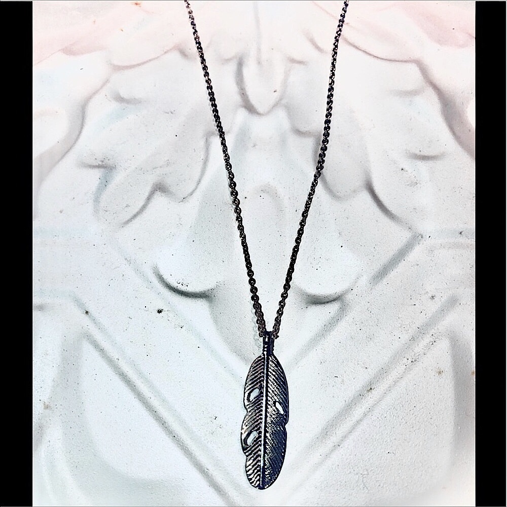 SILVER FEATHER LONG NECKLACE  TEXTURED